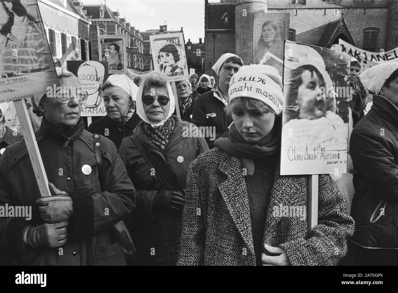 Mères folles de personnes disparues sous la dictature de la junte militaire en Argentine, protestant à Binnenhof Date: 17 novembre 1983 lieu: Binnenhof, La Haye, Zuid-Holland mots clés: Manifestations, bannières, personnes disparues Banque D'Images