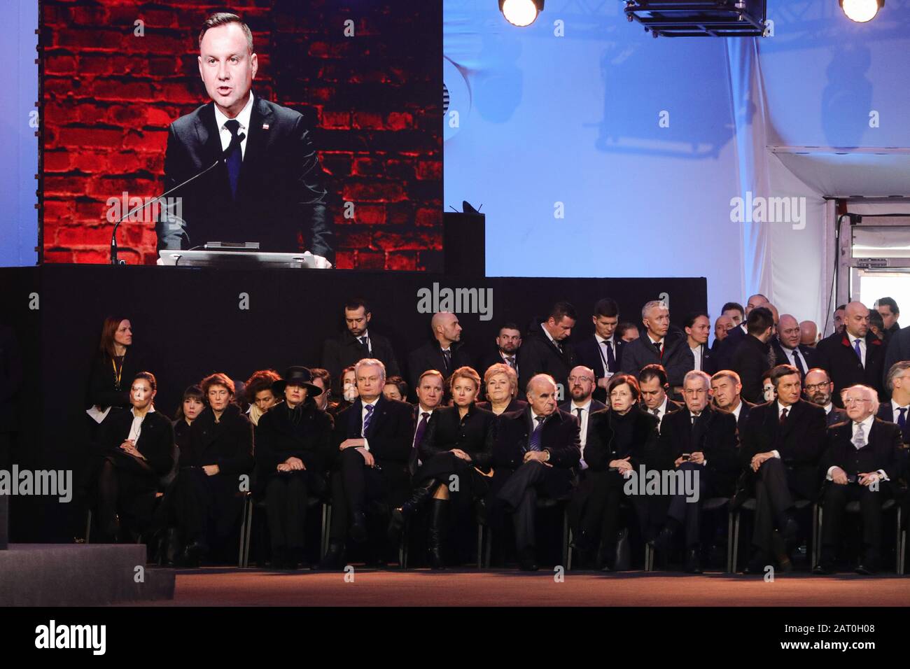 Oswiecim, Pologne. 27 janvier 2020. Dirigeants internationaux et royalties vues à la porte de la mort pendant la cérémonie.75ème anniversaire de la libération de l'ancien camp de concentration allemand nazi Auschwitz-Birkenau. Pendant la seconde Guerre mondiale occupation de la Pologne par l'Allemagne nazie, les nazis ont tué plus d'un million de personnes dans le camp. KL Auschwitz-Birkenau a été libéré le 27 janvier 1945. Les dirigeants internationaux et environ 200 survivants avec leurs familles se réunissent chaque année pour rendre hommage aux victimes d'Auschwitz. Crédit: Sopa Images Limited/Alay Live News Banque D'Images