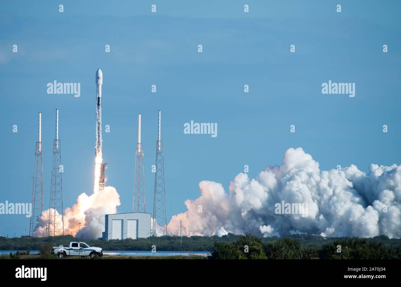 La fusée Falcon 9 Starlink a décollé avec succès du Pad 40 le 29 janvier 2020, à la station aérienne de Cape Canaveral, La constellation de la FLA Starlink est une collection de satellites utilisés pour fournir un accès Internet par satellite et la 45ème aile spatiale a soutenu le lancement de deux tranches de Starlink en 2020 seulement. (ÉTATS-UNIS Photo de la Force aérienne par Airman 1ère classe Zoe Thacker) Banque D'Images