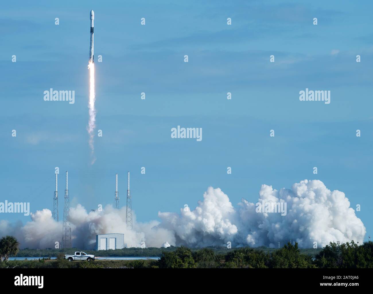 La fusée Falcon 9 Starlink a décollé avec succès du Pad 40 le 29 janvier 2020, à la station aérienne de Cape Canaveral, La constellation de la FLA Starlink est une collection de satellites utilisés pour fournir un accès Internet par satellite et la 45ème aile spatiale a soutenu le lancement de deux tranches de Starlink en 2020 seulement. (ÉTATS-UNIS Photo de la Force aérienne par Airman 1ère classe Zoe Thacker) Banque D'Images