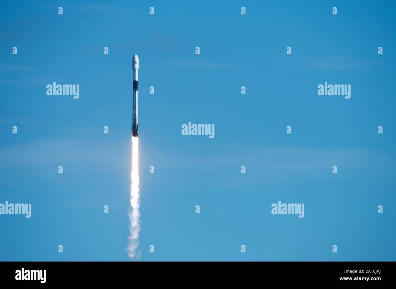 La fusée Falcon 9 Starlink a décollé avec succès du Pad 40 le 29 janvier 2020, à la station aérienne de Cape Canaveral, La constellation de la FLA Starlink est une collection de satellites utilisés pour fournir un accès Internet par satellite et la 45ème aile spatiale a soutenu le lancement de deux tranches de Starlink en 2020 seulement. (ÉTATS-UNIS Photo de la Force aérienne par Airman 1ère classe Zoe Thacker) Banque D'Images