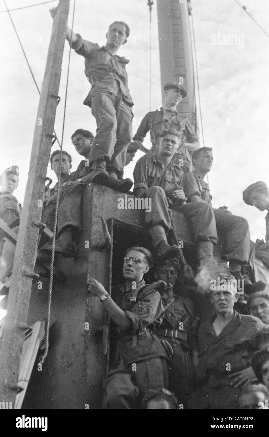 Palembangs. Le bataillon de reconstitution des stocks de 7 R.S. part de Palembangs à Semarang une partie des troupes qui sont arrivées à l'époque pour compléter 7 RS se dirige vers Semarang d'où elles seront démobilisées. Le voyage de Palembangs le long du Moesi au détroit de Banka a été fait avec le LST Albatros Date : 15 mars 1948 lieu : Indonésie, Indonésie, Antilles néerlandaises de l'est, Palembangs, Sumatra Banque D'Images