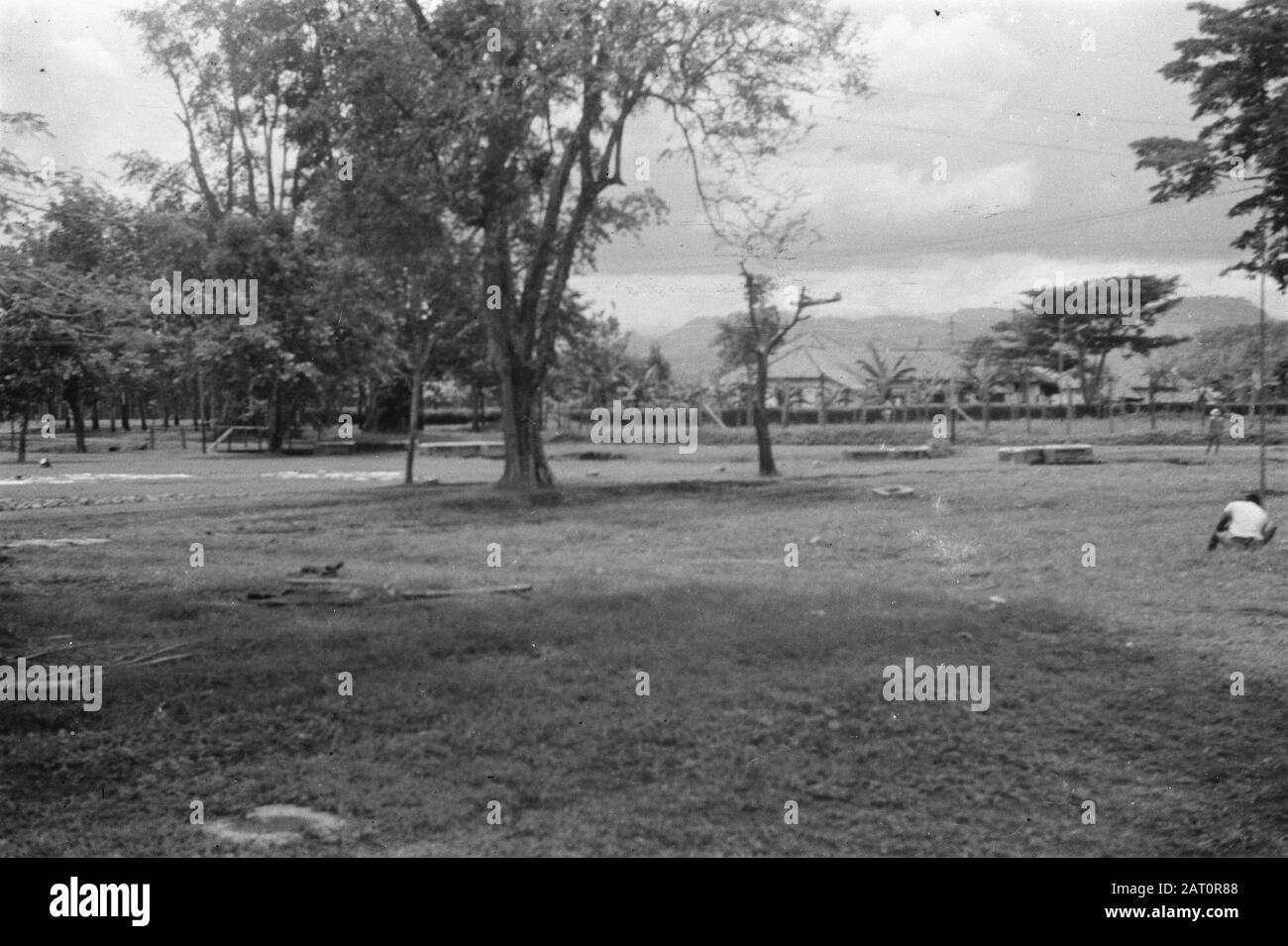 Une grande pelouse avec des arbres (alun-alun?). Au loin une montagne Date: Novembre 1947 lieu: Indonésie, Pays-Bas Antilles orientales Banque D'Images