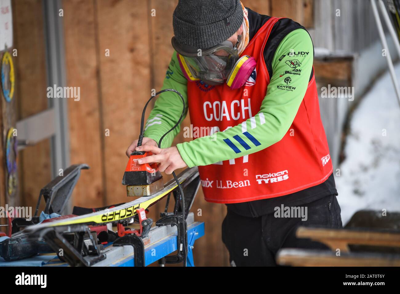La cire pré-course de skis de fond portant le type de respirateur utilisé pour empêcher les cires de scopie d'entrer dans les poumons/le corps. Craftsbury, VT, États-Unis. Banque D'Images