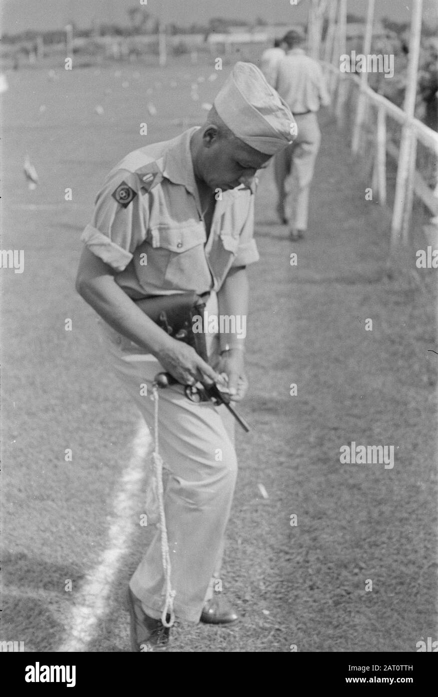 Compétitions sportives Jours de Pâques UN sergent KNIL de la Direction Central Training charge le pistolet de départ Date : 6 avril 1947 lieu : Indonésie, Antilles néerlandaises Banque D'Images