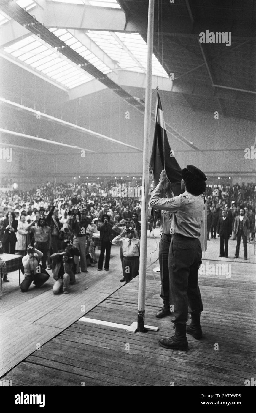 Les Moluques du Sud commémorent leur indépendance proclamation du 25 avril 1950 un membre du Service de l'ordre des RMS hoire le drapeau de la République Maluku Selatan (RMS) Date : 25 avril 1977 lieu : la Haye, Pays-Bas Zuid-Holland mots clés : commémorations, événements Banque D'Images