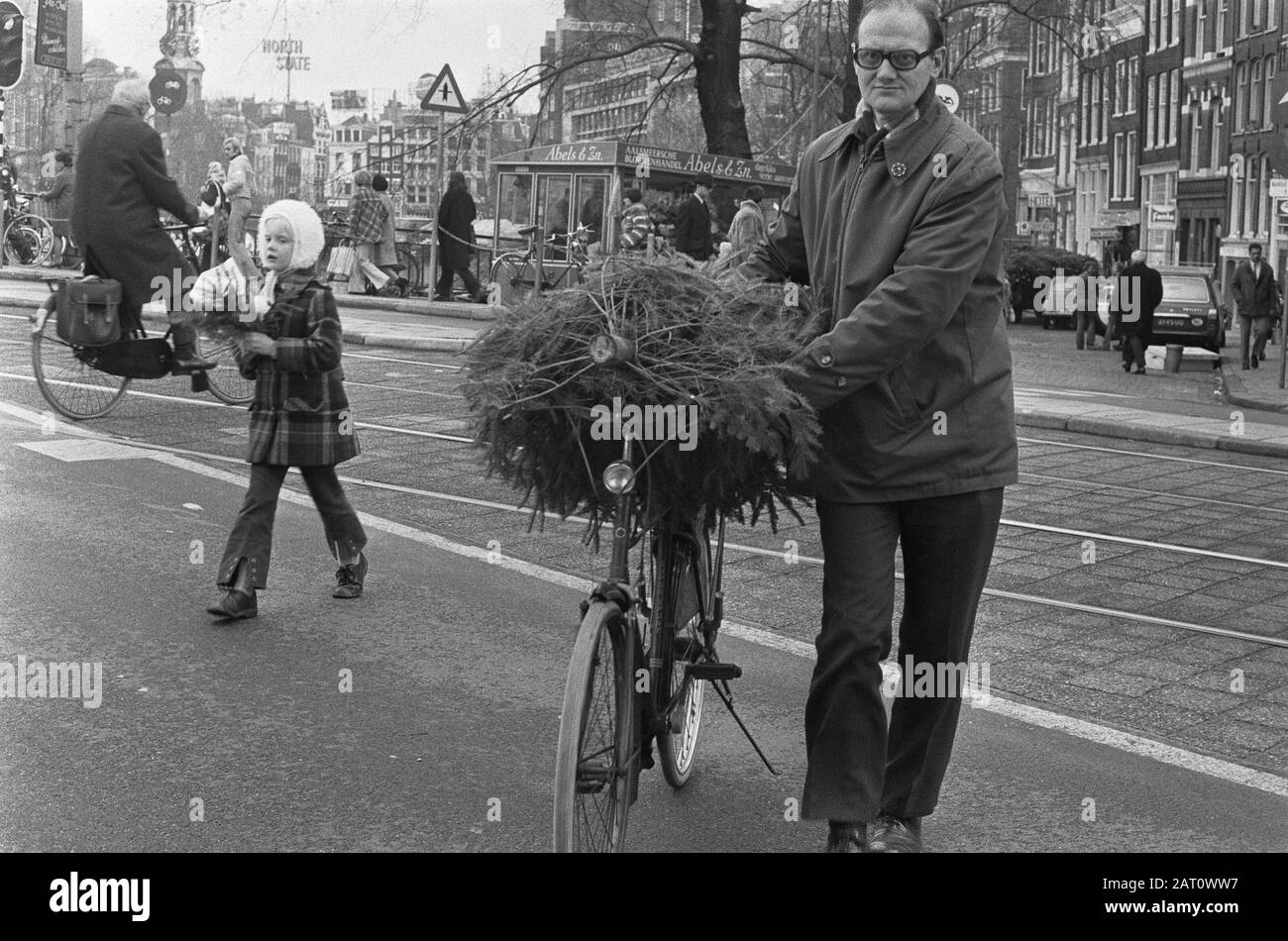 Arbres de Noël sur le marché aux fleurs à l'hôtel Singel à Amsterdam un homme transporte un arbre de Noël sur sa moto Date: 4 décembre 1973 lieu: Amsterdam, Noord-Holland mots clés: Arbres de Noël, marchés Banque D'Images