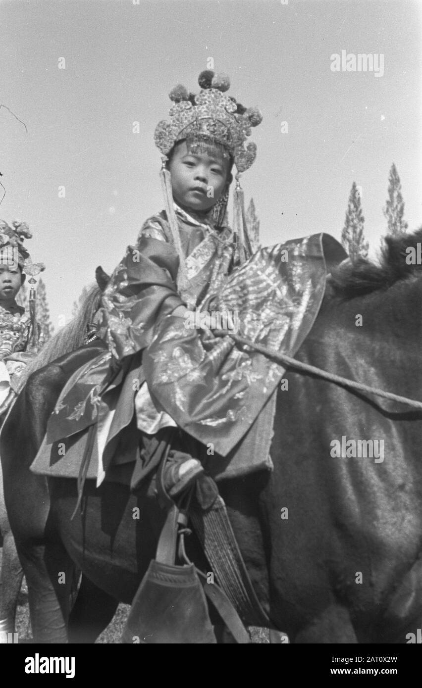 Fêtes des chasseurs à Padang une fille en costume traditionnel (chinois?) Date : 4 janvier 1947 lieu : Indonésie, Antilles néerlandaises, Padang, Sumatra Banque D'Images
