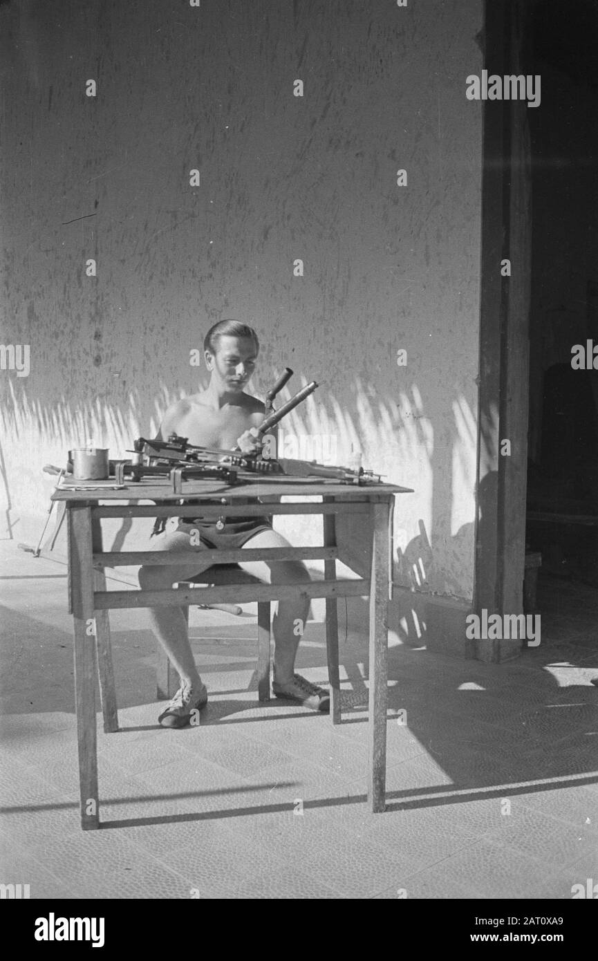 Un militaire nettoie son arme Date: Juillet 1947 lieu: Indonésie, Pays-Bas Antilles orientales Banque D'Images
