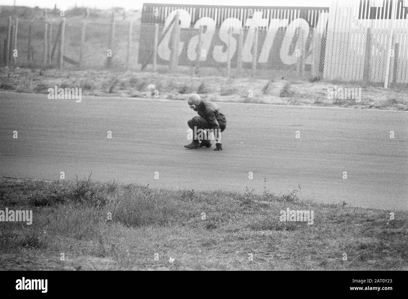 Courses pour motos standard sur circuit Zandvoort un motocycliste est descendit sur la piste lisse du circuit Zandvoort pendant les courses pour moteurs standard Date: 2 juillet 1972 lieu: Noord- Holland, Zandvoort mots clés: Circuits, motocyclettes, sports, courses Banque D'Images