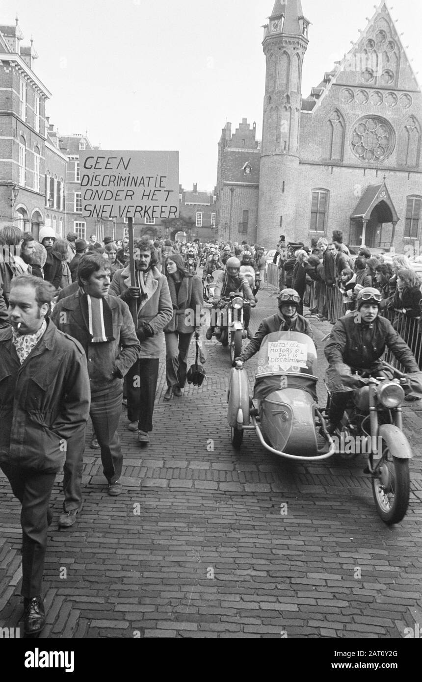 Les motocyclistes manifestent au Binnenhof contre une allocation de 8 litres d'essence par semaine une moto avec des entraînements de side-car sur la cour intérieure Date: 5 janvier 1974 lieu: La Haye, Zuid-Holland mots clés: Essence, manifestations, motocyclistes, motocyclistes, side-cars Banque D'Images