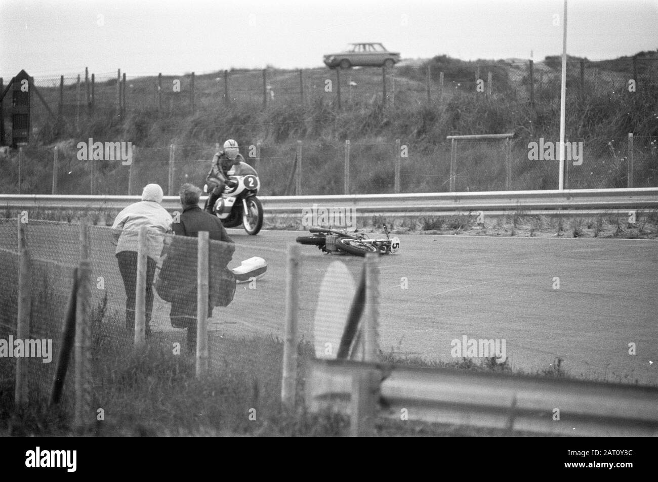 Courses pour les moteurs standard sur le circuit de Zandvoort un moteur s'est arrêté sur la voie lisse du circuit de Zandvoort pendant les courses pour les moteurs standard Date: 2 juillet 1972 lieu: Noord-Holland, Zandvoort mots clés: Circuits, motocyclettes, sports, courses Banque D'Images
