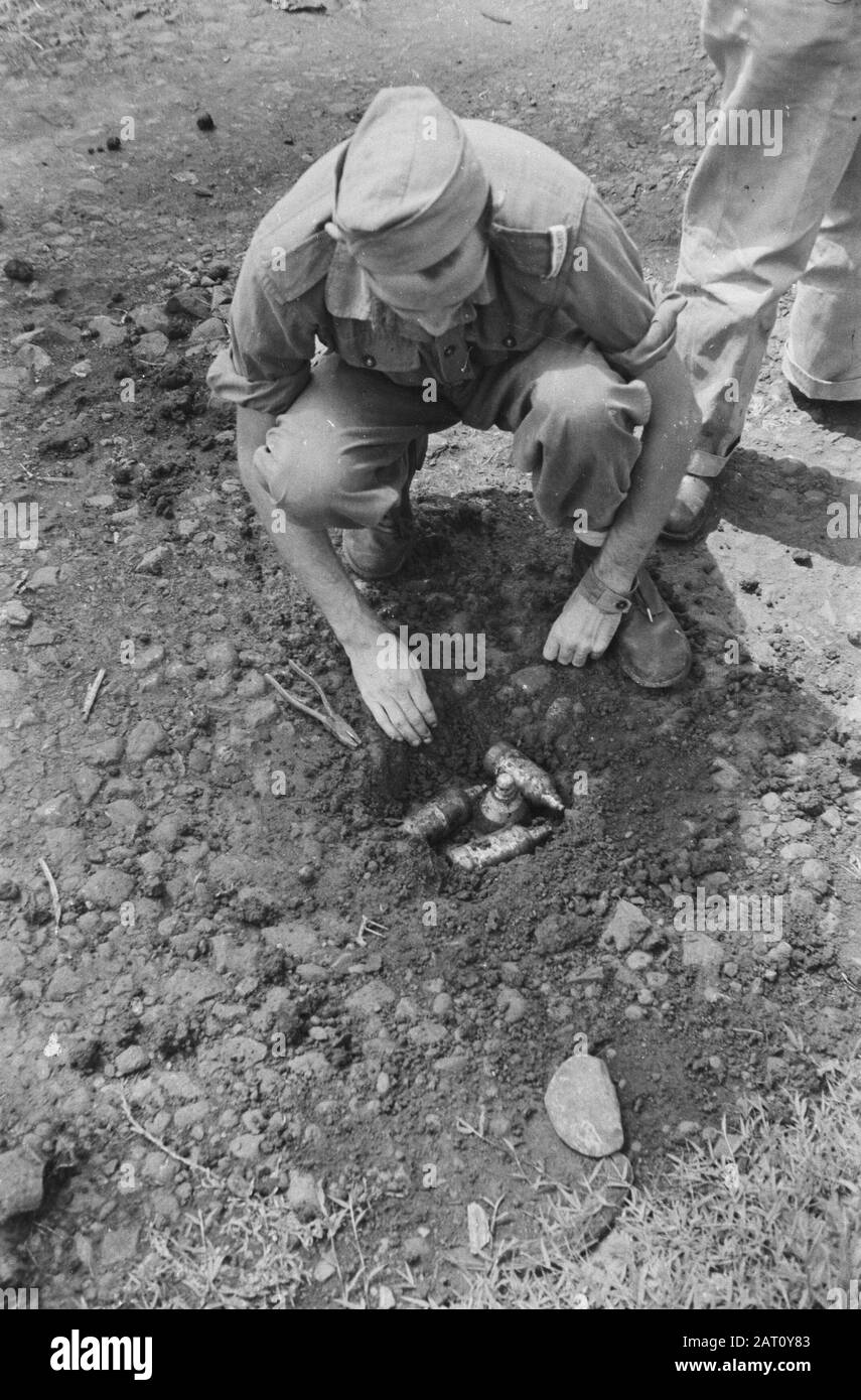 Un soldat néerlandais près d'un trou dans le sol où se trouvent un certain nombre de mines terrestres Date : 13 décembre 1947 lieu : Indonésie, Antilles néerlandaises de l'est Banque D'Images