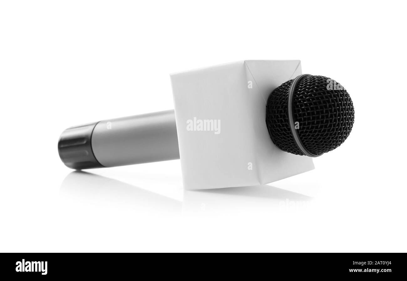 Microphone du journaliste sur fond blanc Banque D'Images