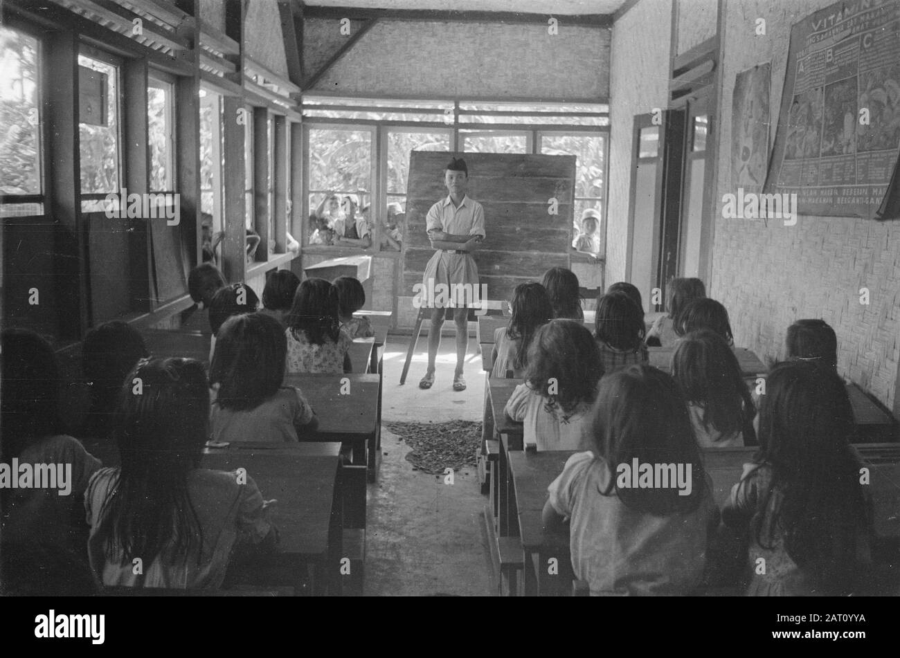 Soins de l'extérieur Soekaboemi Tjigajong; Visitez ltn-général Spoor à l'hôpital de Buitenzorg UN professeur enseigne une classe scolaire avec des filles. Les garçons regardent par les fenêtres ouvertes le long de Date: 15 novembre 1947 lieu: Indonésie, Pays-Bas East Indies Banque D'Images