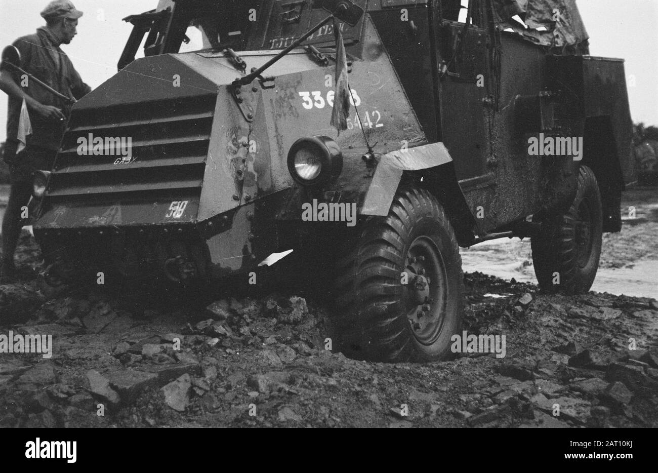 Une voiture blindée est bloquée dans la boue Date: 19 décembre 1947 lieu: Indonésie, Pays-Bas Antilles orientales Banque D'Images