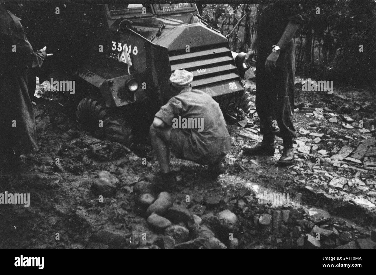 Une voiture blindée est bloquée dans la boue Date: 19 décembre 1947 lieu: Indonésie, Pays-Bas Antilles orientales Banque D'Images