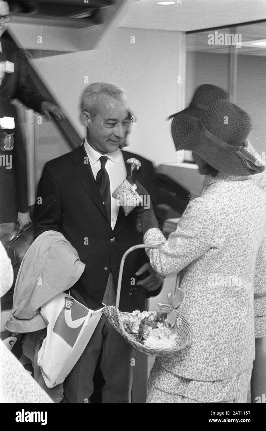 Arrivée de 80 pilotes américains et canadiens qui ont été amenés au-dessus des Pays-Bas pendant la seconde Guerre mondiale UN pilote obtient une fleur d'une fille de fleur de Haarlem Date: 3 juillet 1969 lieu: North -Holland, Schiphol mots clés: Filles de fleurs, pilotes Banque D'Images