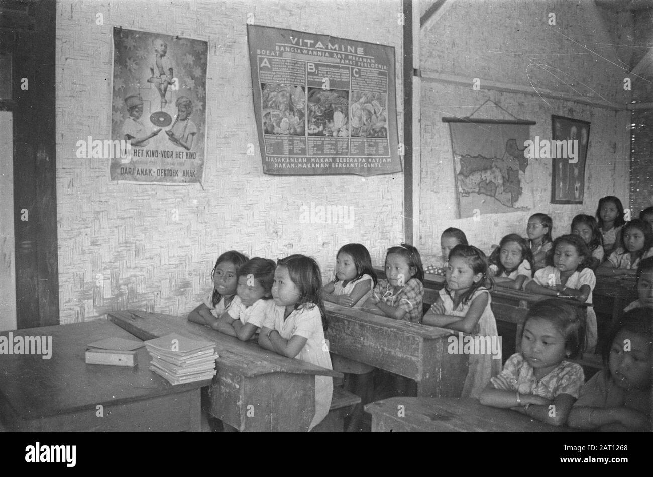 Soins de l'extérieur Soekaboemi Tjigajong; Visitez ltn-General Spoor à l'hôpital de Buitenzorg une classe scolaire avec des filles lieu: Indonésie, Pays-Bas East Indies Banque D'Images