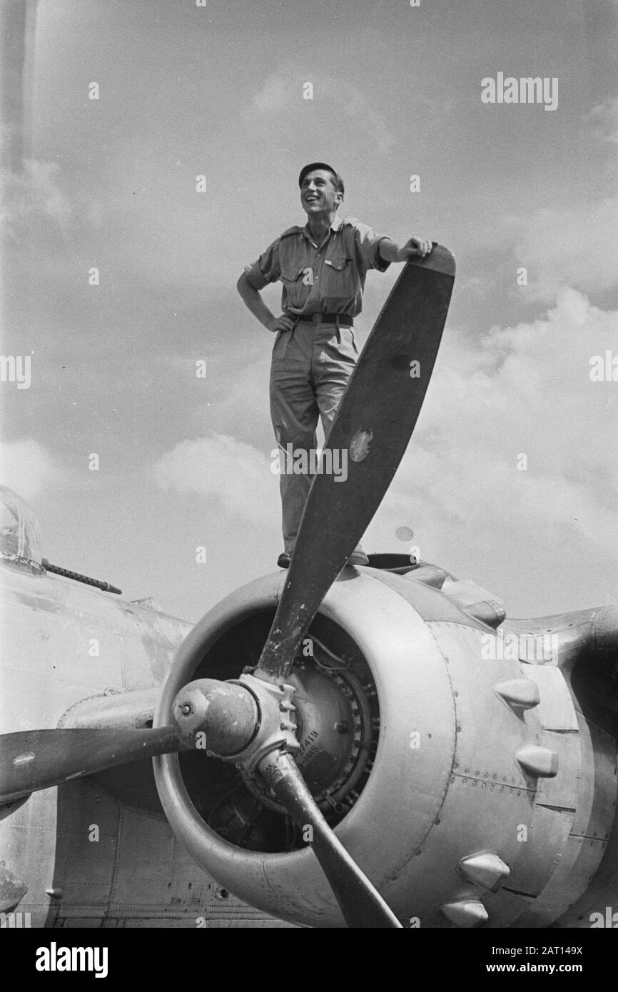 Enregistrements Aviation militaire un mécanicien d'aéronefs se tient sur le chancelier d'un bombardier Mitchell B-25 Date : janvier 1947 lieu : Indonésie, Antilles néerlandaises Banque D'Images