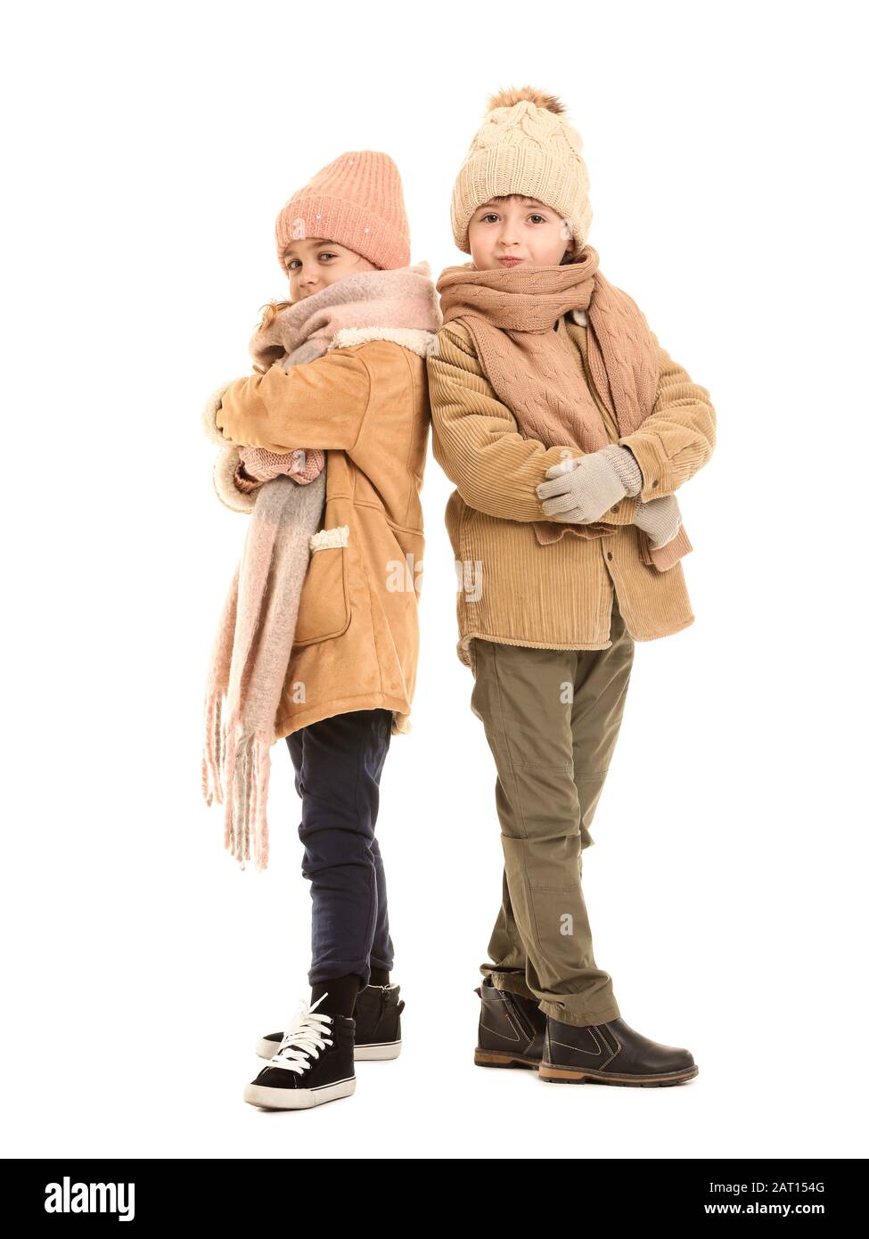 Petits enfants en vêtements d'hiver sur fond blanc Banque D'Images