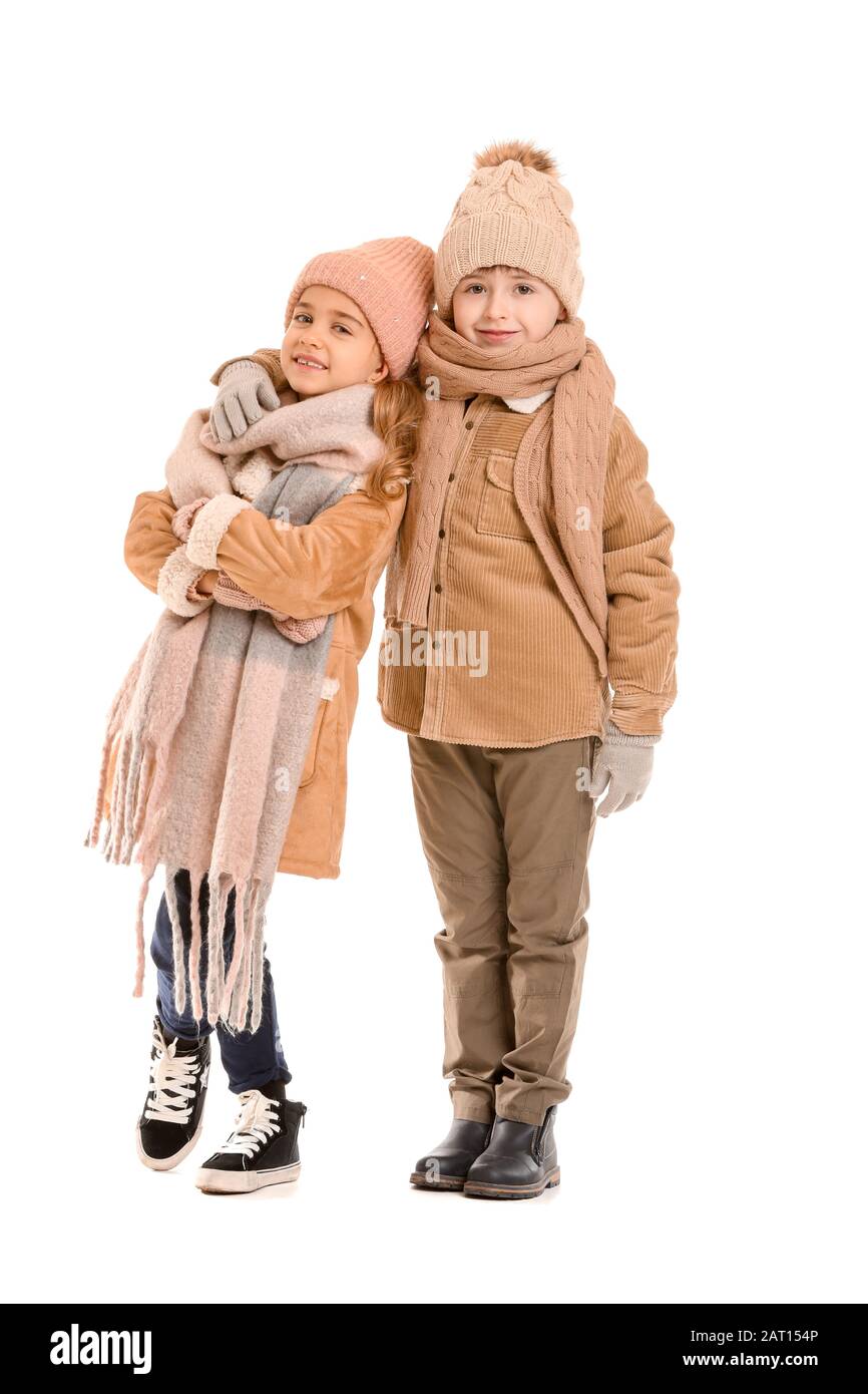 Petits enfants en vêtements d'hiver sur fond blanc Banque D'Images