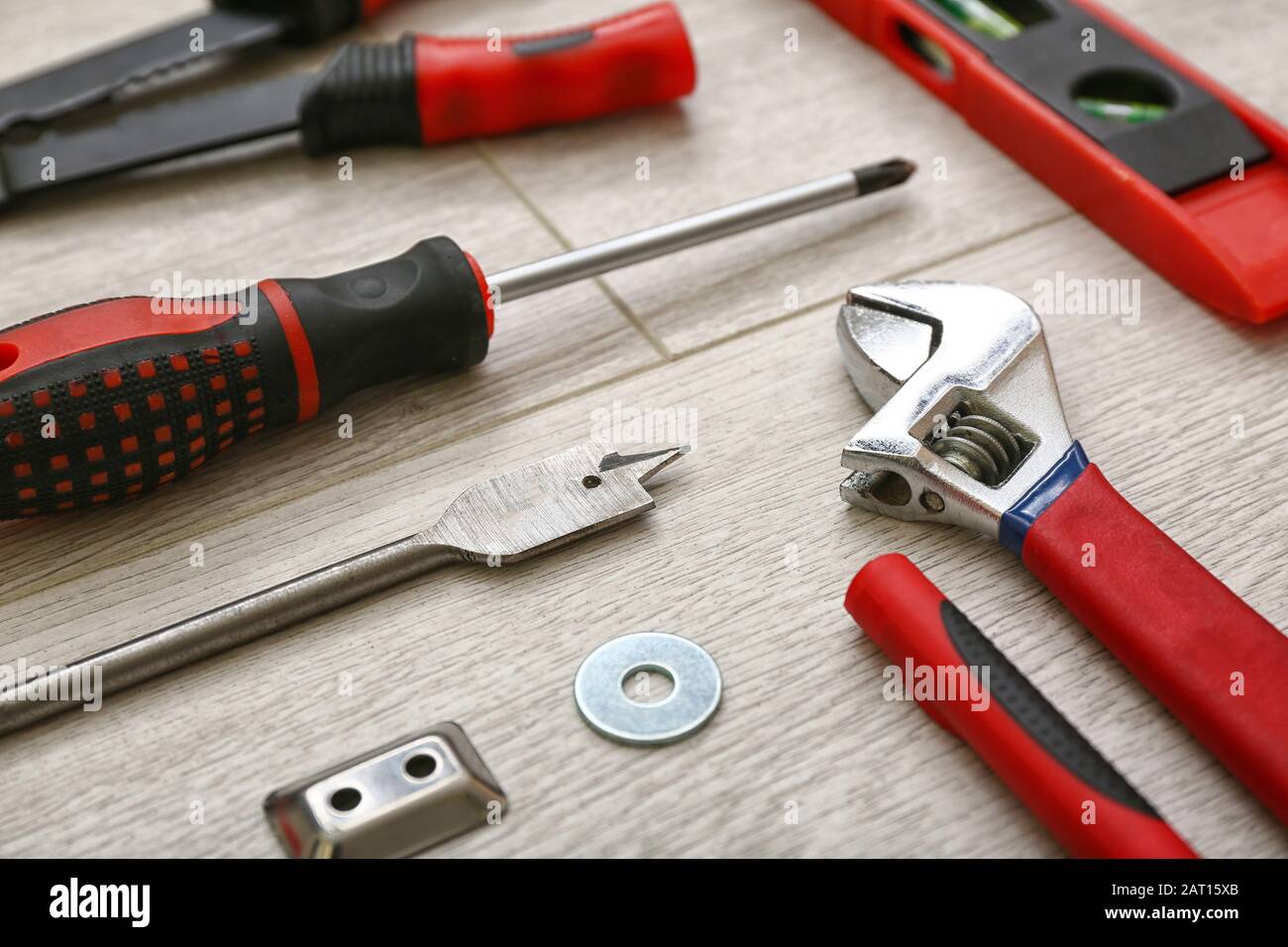 Jeu d'outils pour l'assemblage de meubles sur fond en bois Banque D'Images