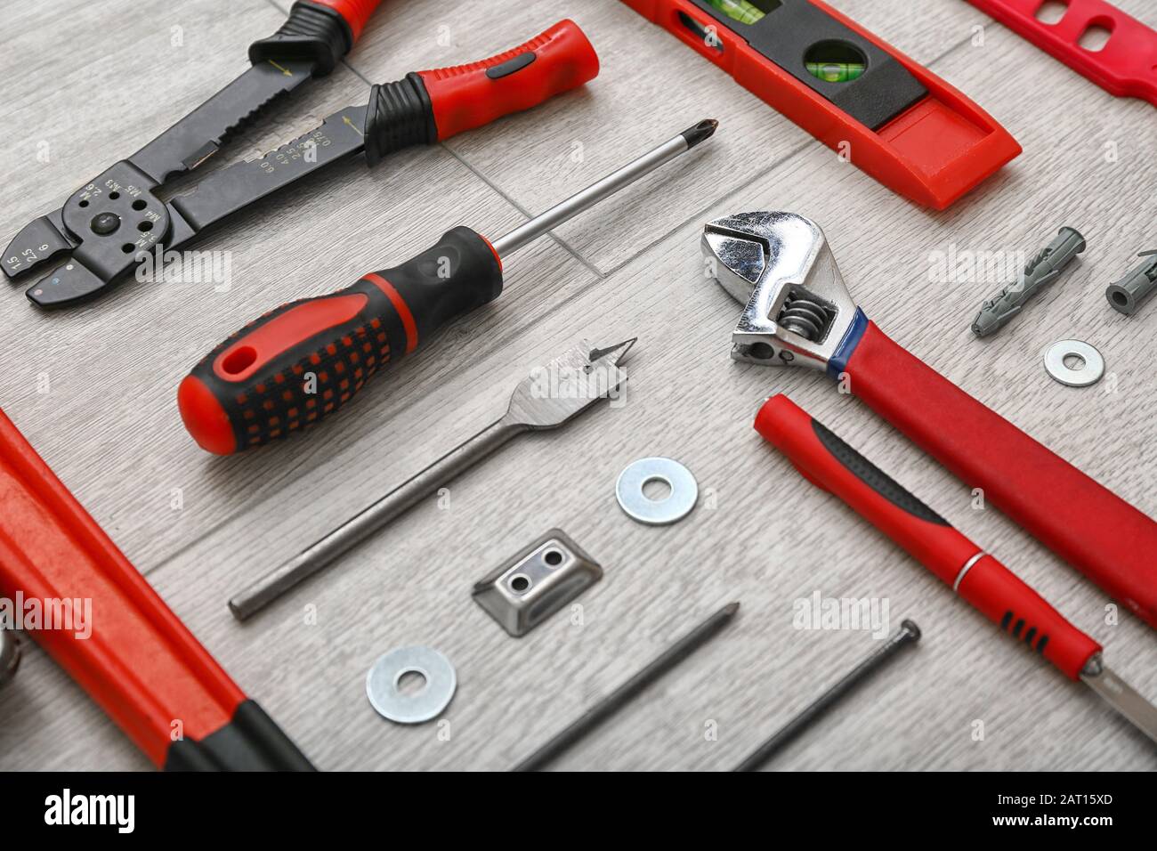 Jeu d'outils pour l'assemblage de meubles sur fond en bois Banque D'Images