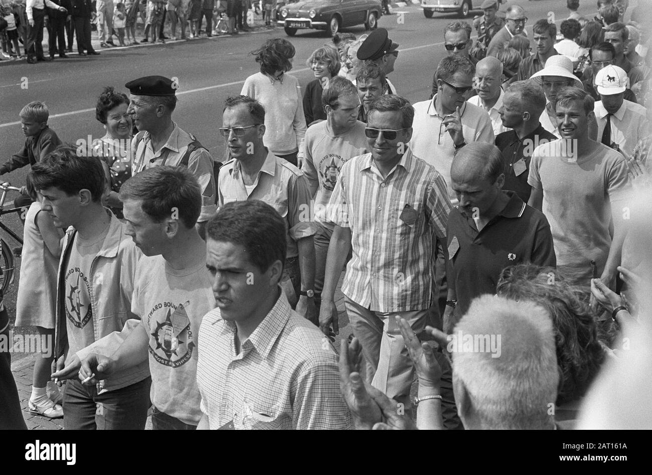 Premier Jour Quatre Jours Nimègue. Prince Claus sur le pont de Nimègue en retraite Date : 25 juillet 1967 lieu : Nimègue mots clés : FOREGAZEN Nom personnel : Claus, prince Banque D'Images