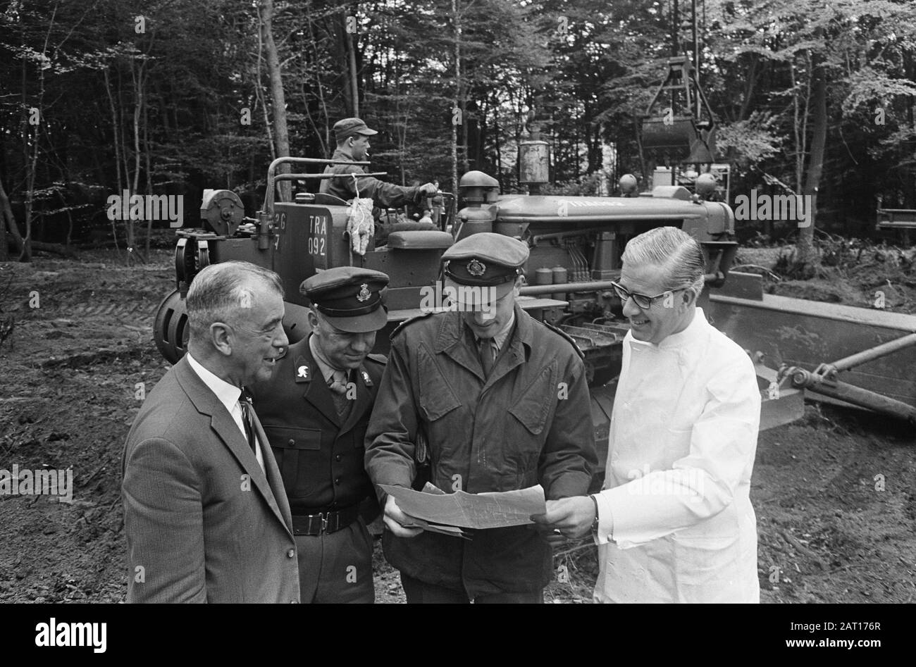 Armée impliquée dans le nivellement des terres pour la construction de Het Dorp, une communauté résidentielle pour les personnes handicapées près d'Arnhem De gauche à droite: IR. Heijer, sergent Bosman, lieutenant H.I.J. Mager et Dr A. Klapwijk, initiateur du projet Date: 11 octobre 1965 lieu: Arnhem, Gueldre mots clés: Égaliser, handicapé, armée, charité Nom personnel: Klapwijk, Arie, Mager, H.I.J. Banque D'Images