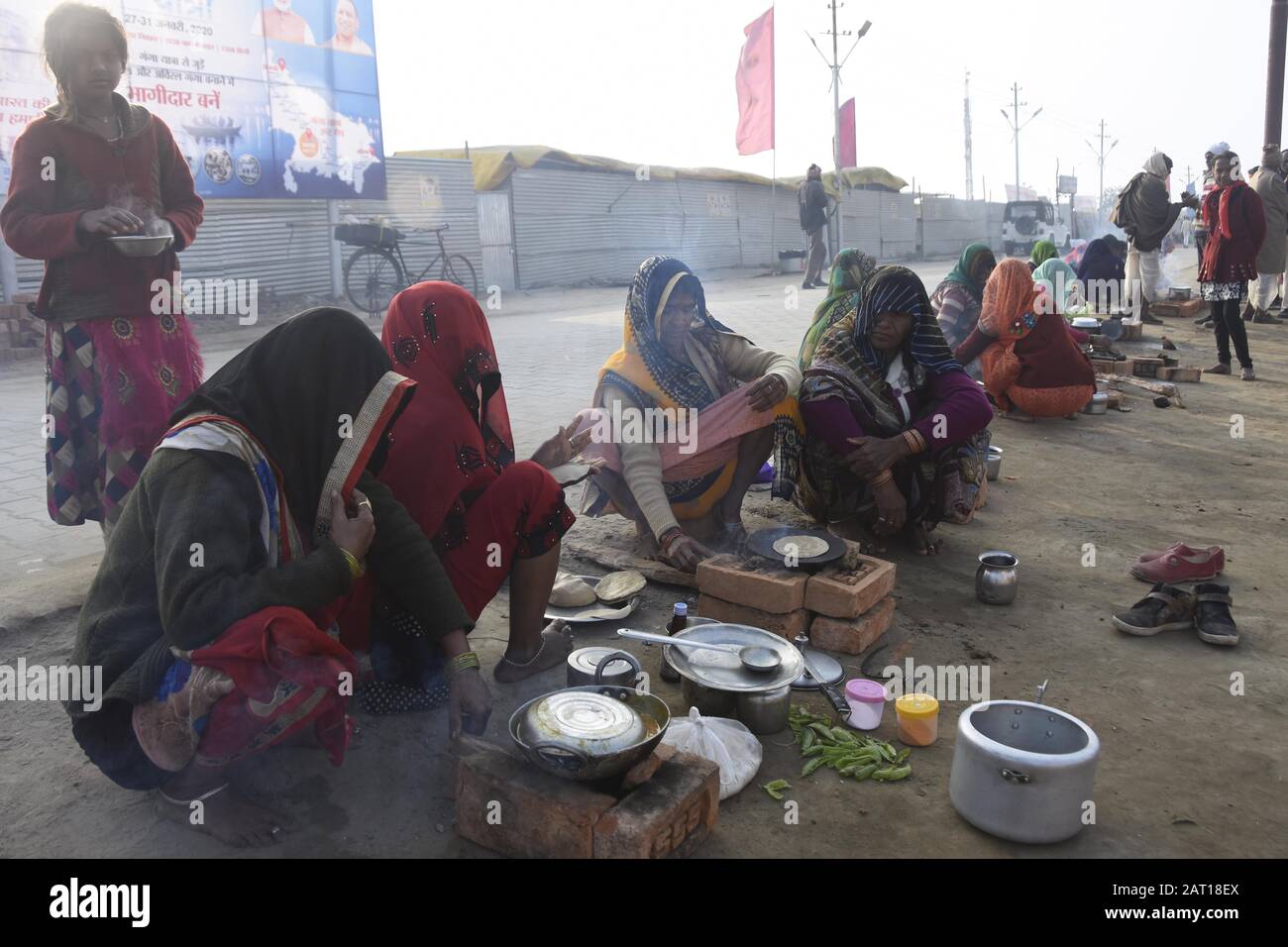 Allahabad, Uttar Pradesh, Inde. 30 janvier 2020. Allahabad: La cuisine du dévotée après avoir passé un moment de vacances à l'occasion du 'Basant Pancari Festival' pendant la période en cours Magh Mela à Allahabad (Prayagraj) le jeudi 30 janvier 2020. Crédit: Prabhat Kumar Verma/Zuma Wire/Alay Live News Banque D'Images