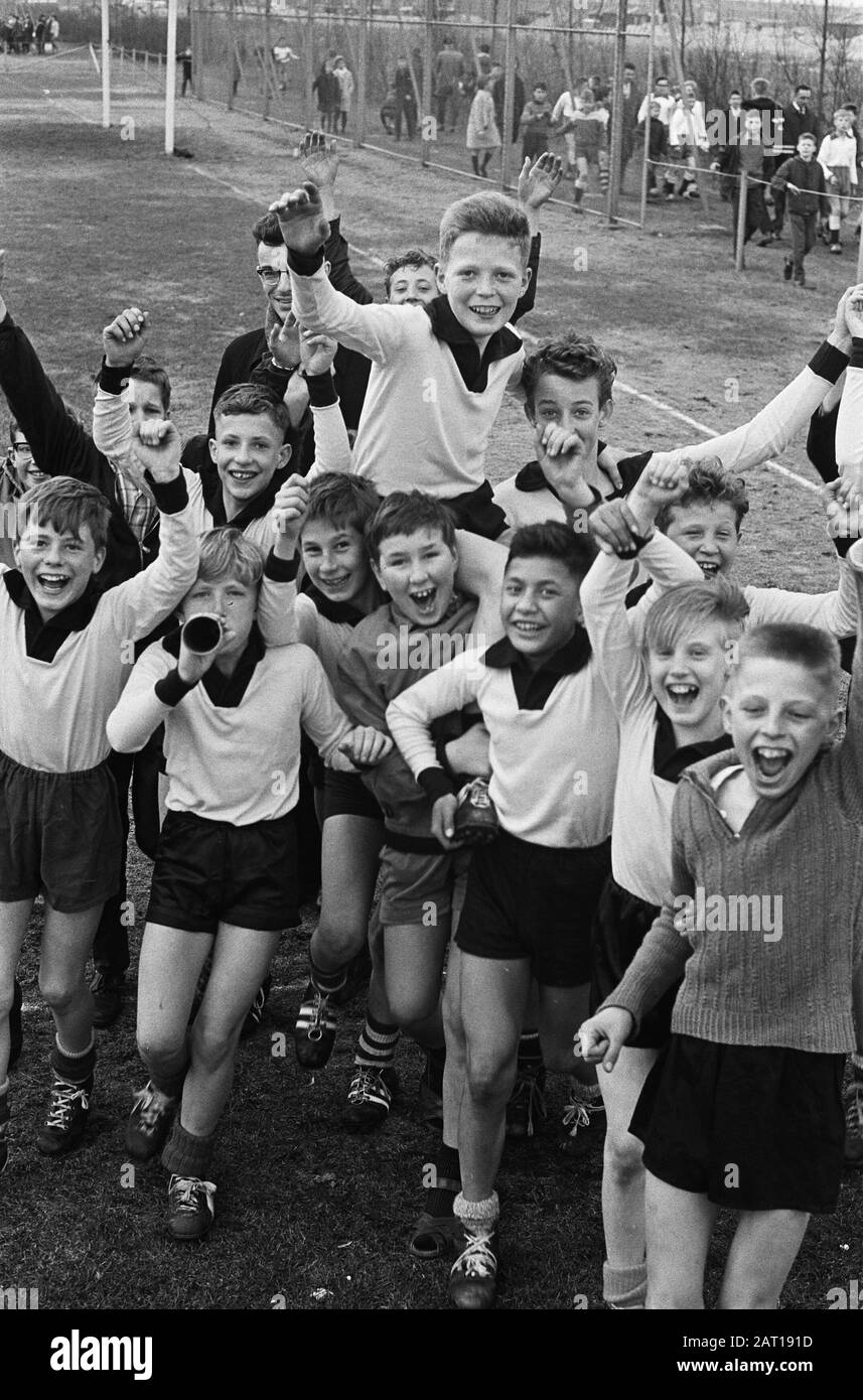 Première école de football après-midi à Amsterdam, 9-1 pour la St. Franciscuschool Date: 10 avril 1963 lieu: Amsterdam, Noord-Holland mots clés: Écoliers, sport, football Banque D'Images