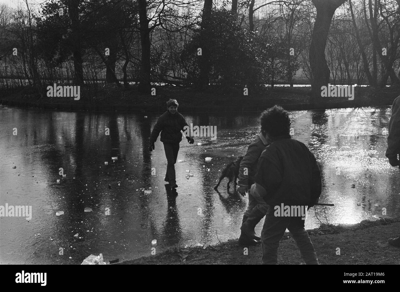 Premier darediable sur la glace dans le Vondelpark d'Amsterdam Date: 5 février 1986 lieu: Amsterdam, Noord-Holland mots clés: Glace, garçons, froid, parcs, hiver Banque D'Images
