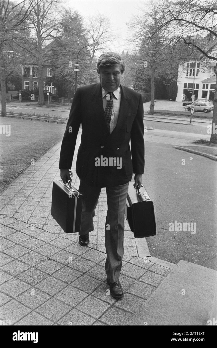Première journée de travail à L'AVRO du nouveau directeur radio/tv Wibo van de Linde; arrivée Wibo van de Linde Date: 1 mai 1984 mots clés: Arrivées, administrateurs Nom personnel: Wibo Van Der Linde Nom de l'institution: Avro Banque D'Images