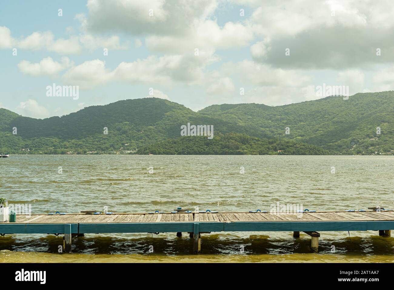 Jetée en bois du lac Lagoa da Conceição à Florianopolis, Brésil. Avec de beaux paysages de montagnes en arrière-plan. Banque D'Images