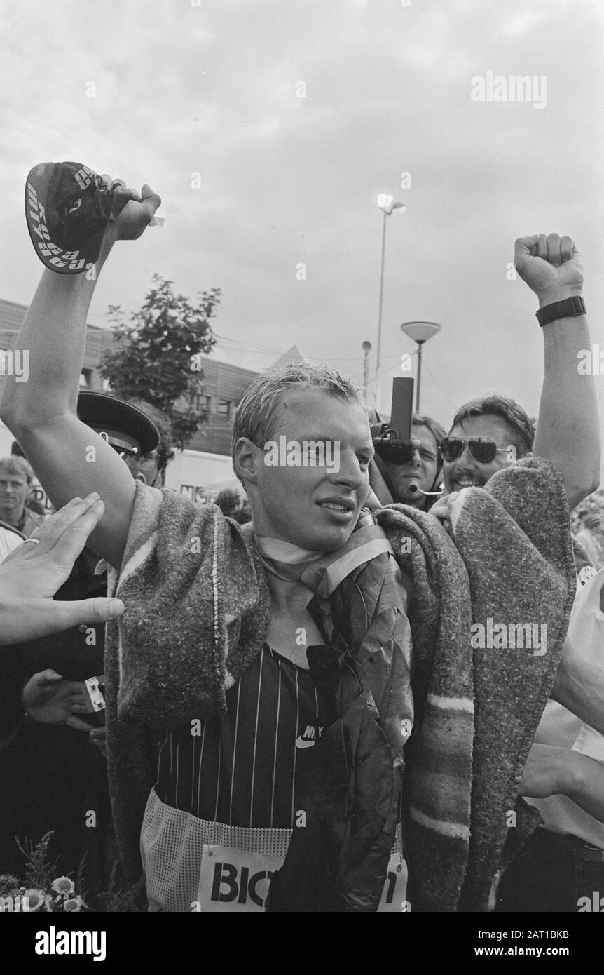 Triathlon européen à Almere; gagnant George Stam après la fin Date: 17 août 1985 lieu: Almere, Flevoland mots clés: Gagnants, triathlon Nom personnel: George Tribe Banque D'Images
