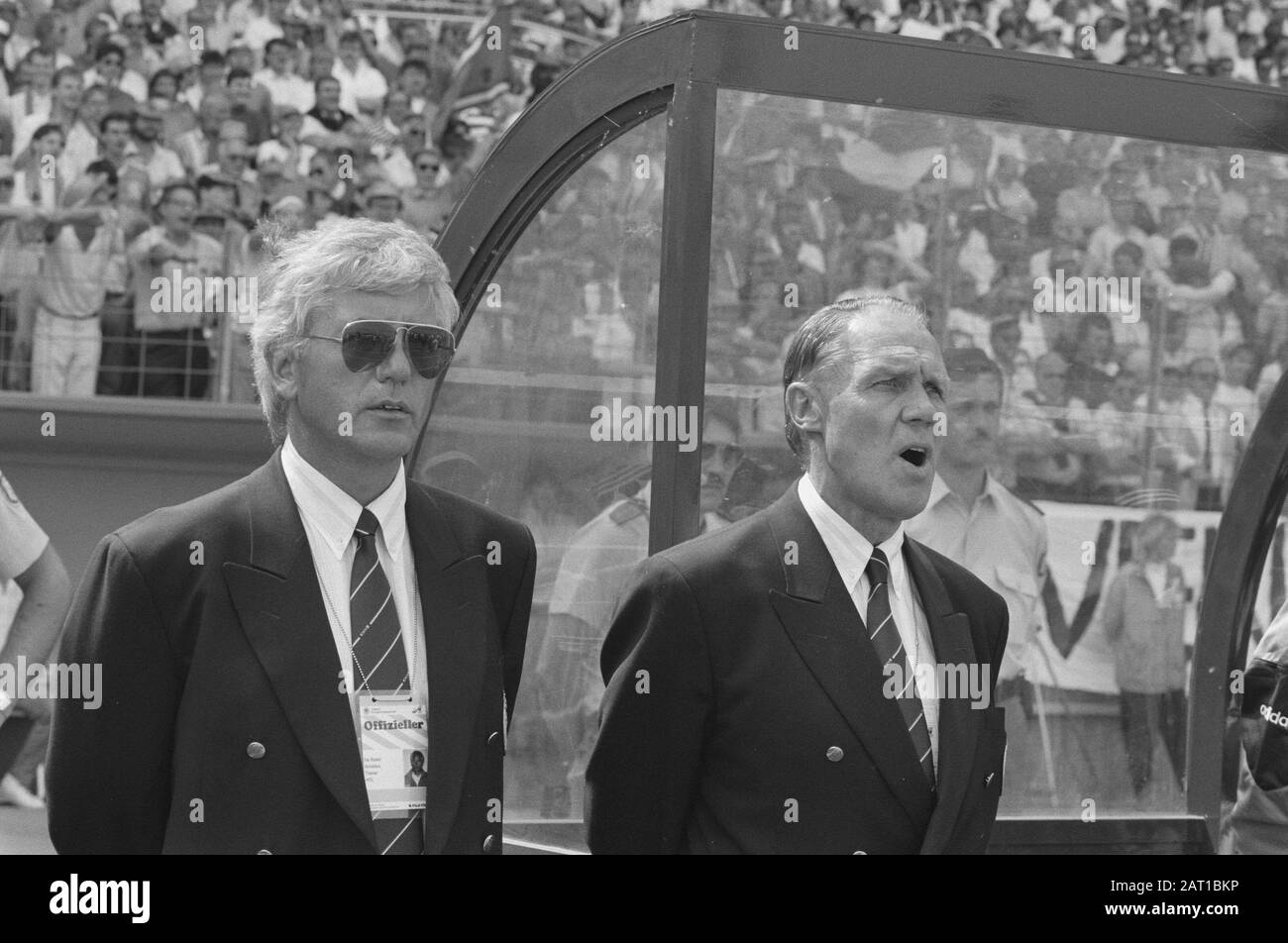 Championnat d'Europe de football en Allemagne de l'Ouest; Pays-Bas contre l'Irlande 1 entraîneur national Rinus Michels (r) et assistant Nol de Ruiter pendant Wilhelmus Date: 18 juin 1988 lieu: Allemagne, Irlande mots clés: Sport, football Nom personnel: Michels, Rinus, Nol de Ruiter Nom de l'institution: Wilhelmus Banque D'Images