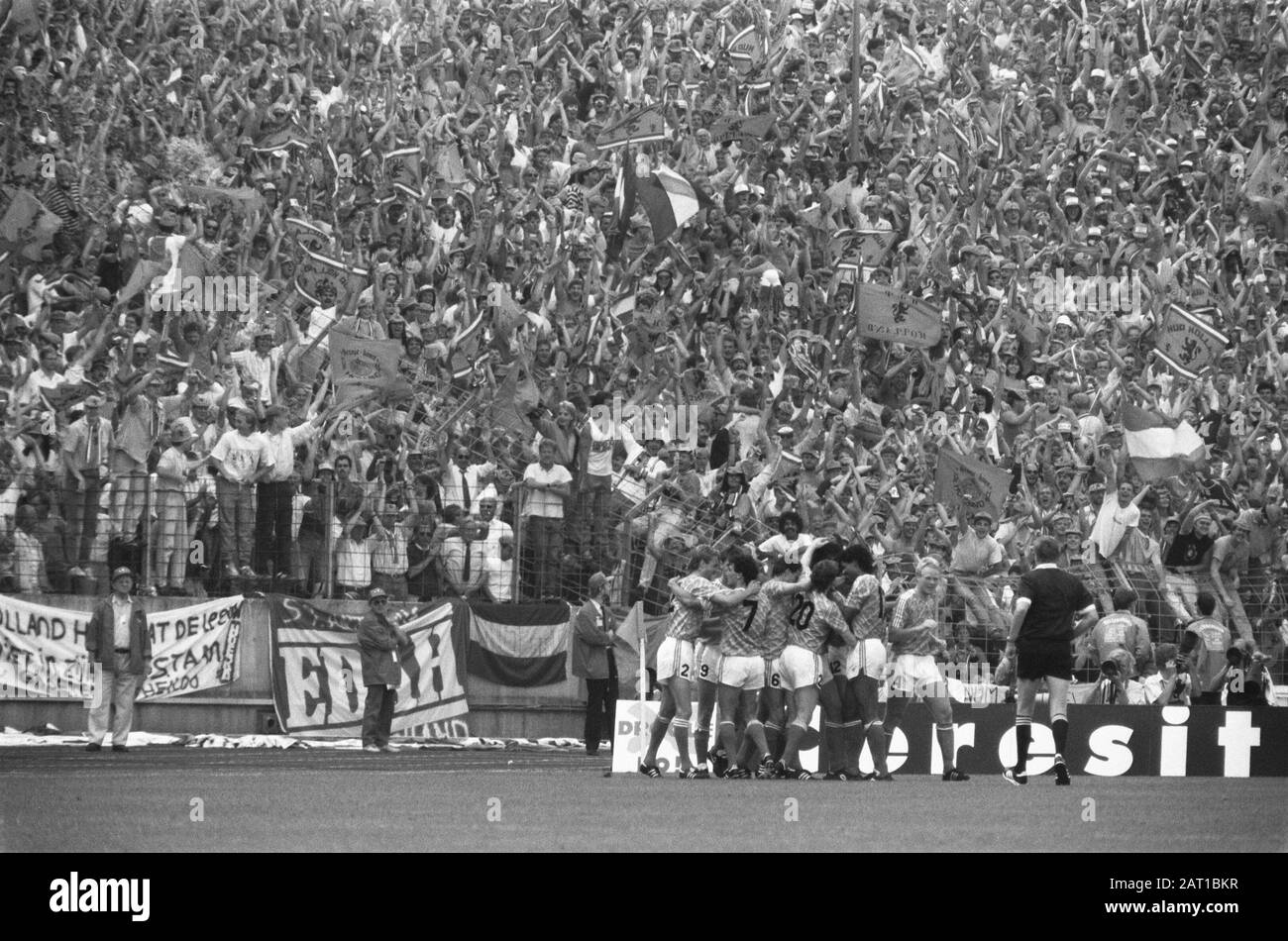 Championnat d'Europe de football en Allemagne de l'Ouest; Pays-Bas contre l'Irlande 1 équipe néerlandaise pendant Wilhelmus Date: 18 juin 1988 lieu: Allemagne, Irlande, Pays-Bas mots clés: Sport, football Nom de l'institution : Wilhelmus Banque D'Images
