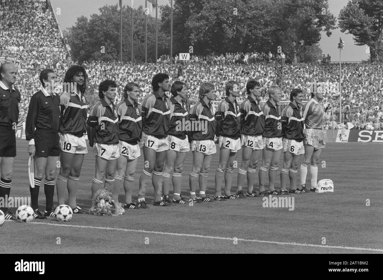 Championnat d'Europe de football en Allemagne de l'Ouest; Angleterre contre Pays-Bas 1-3 équipe néerlandaise pendant Wilhelmus Date: 15 juin 1988 lieu: Allemagne, Angleterre, Pays-Bas mots clés: Sport, football Nom de l'institution: Wilhelmus Banque D'Images