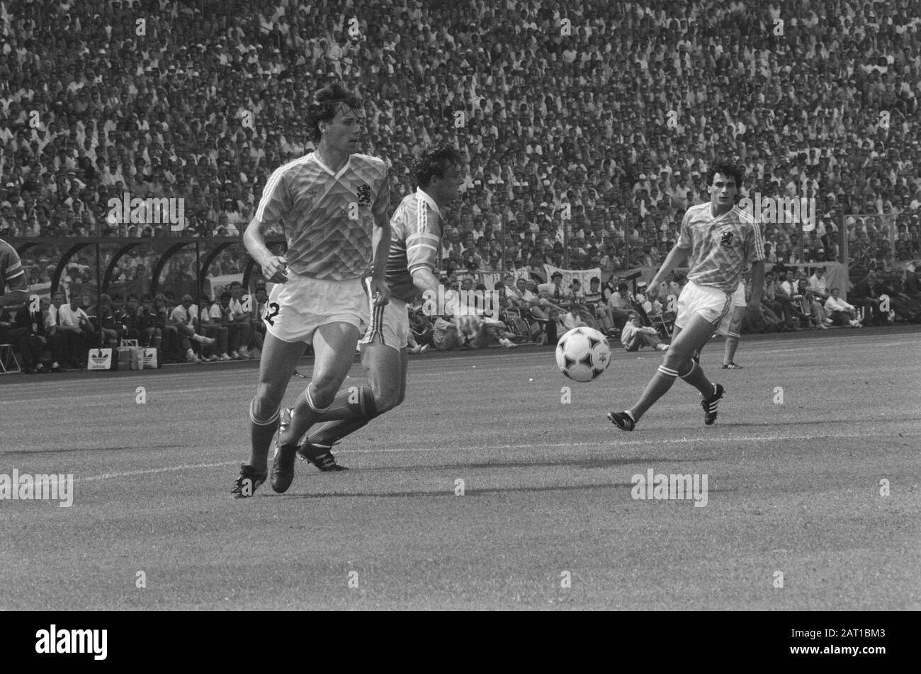 Championnat d'Europe de football en Allemagne de l'Ouest; Pays-Bas contre l'Irlande 1 équipe néerlandaise pendant Wilhelmus Date: 18 juin 1988 lieu: Allemagne, Irlande mots clés: Sport, football Banque D'Images