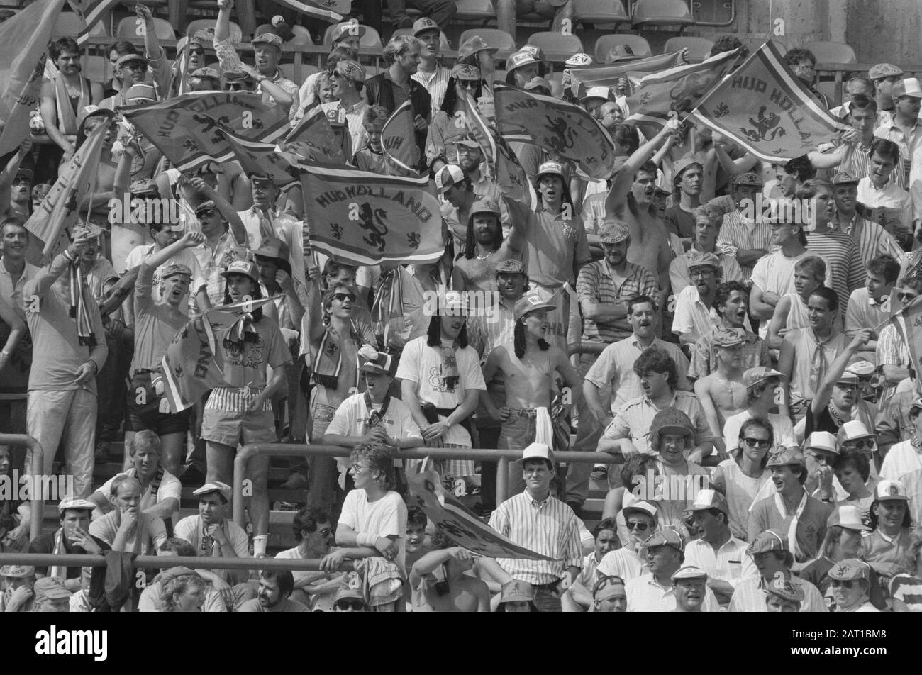 Championnat d'Europe de football en Allemagne de l'Ouest; Pays-Bas contre l'Irlande 1 équipe néerlandaise pendant Wilhelmus Date: 18 juin 1988 lieu: Allemagne, Irlande mots clés: Sport, football Banque D'Images