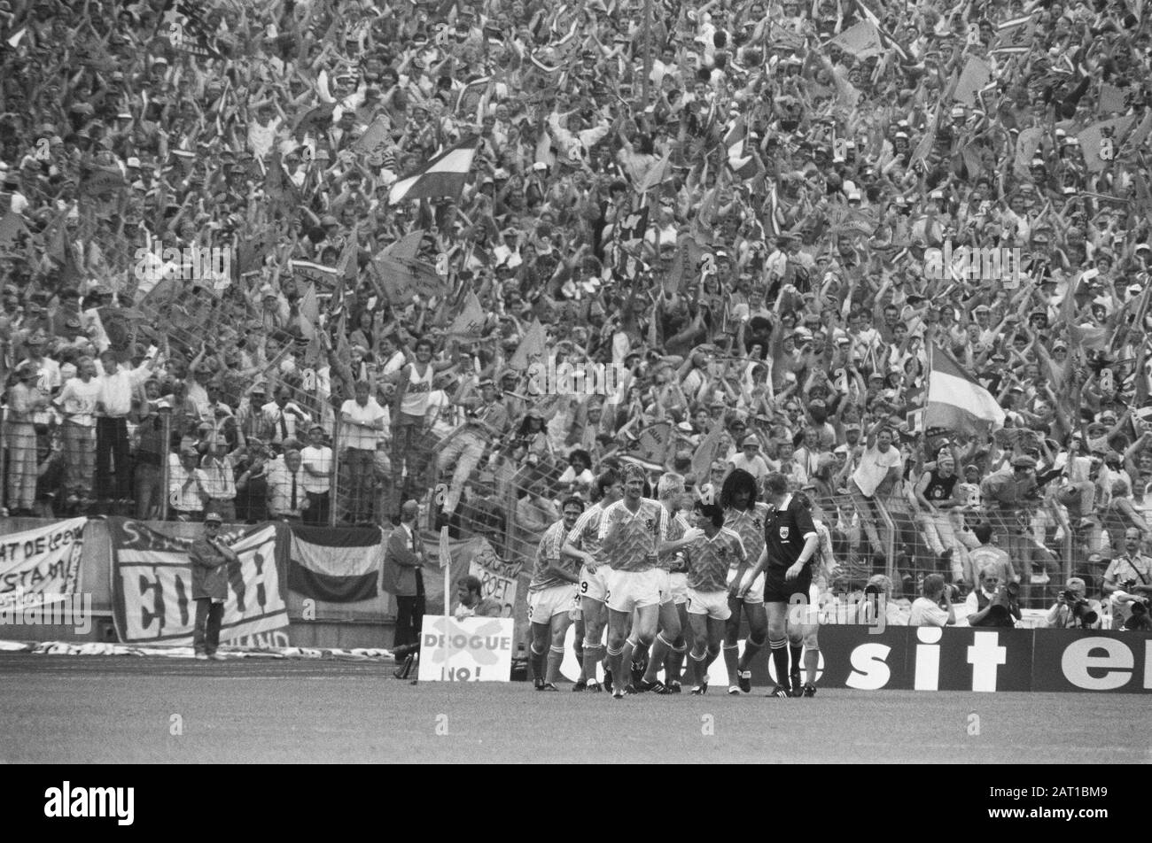Championnat d'Europe de football en Allemagne de l'Ouest; Pays-Bas contre l'Irlande 1 équipe néerlandaise pendant Wilhelmus Date: 18 juin 1988 lieu: Allemagne, Irlande mots clés: Sport, football Nom de l'institution: Wilhelmus Banque D'Images