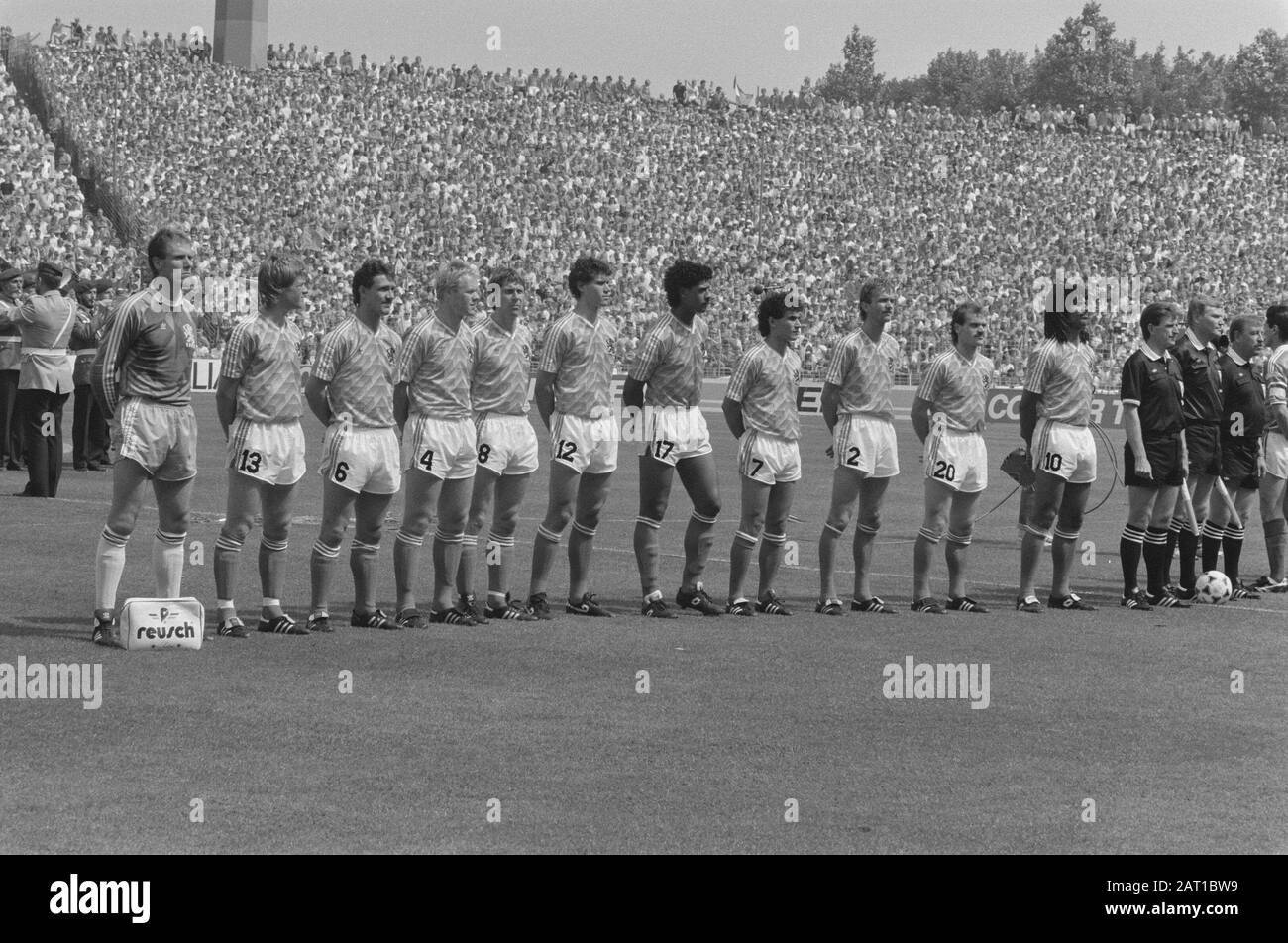 Championnat d'Europe de football en Allemagne de l'Ouest; Pays-Bas contre l'Irlande 1 équipe néerlandaise pendant Wilhelmus Date: 18 juin 1988 lieu: Allemagne, Irlande mots clés: Sport, football Nom de l'institution: Wilhelmus Banque D'Images