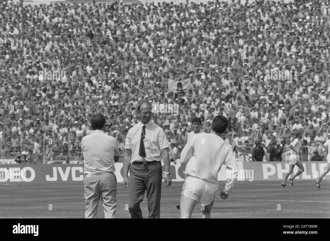Championnat d'Europe de football en Allemagne de l'Ouest; Pays-Bas contre l'Irlande 1 équipe néerlandaise pendant Wilhelmus Date: 18 juin 1988 lieu: Allemagne, Irlande mots clés: Sport, football Banque D'Images