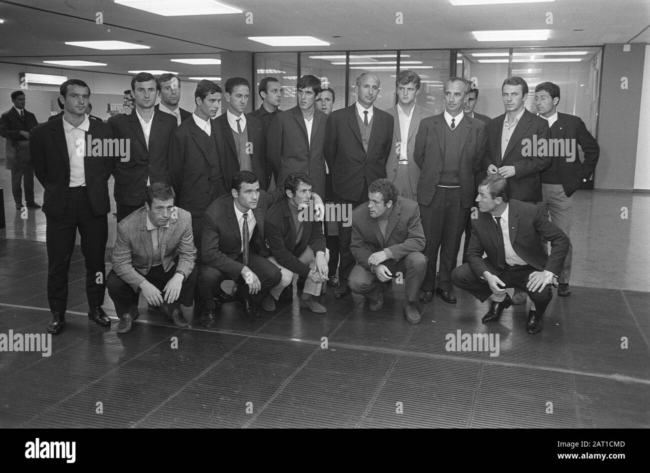 L'équipe Nendori Tirana d'Albanie arrive à Schiphol pour un match contre Ajax; Efltal et officiels Date: 28 septembre 1970 lieu: Noord-Holland, Schiphol mots clés: Équipes, officiels, sports, football, matchs Nom personnel: Nendori Tirana Banque D'Images