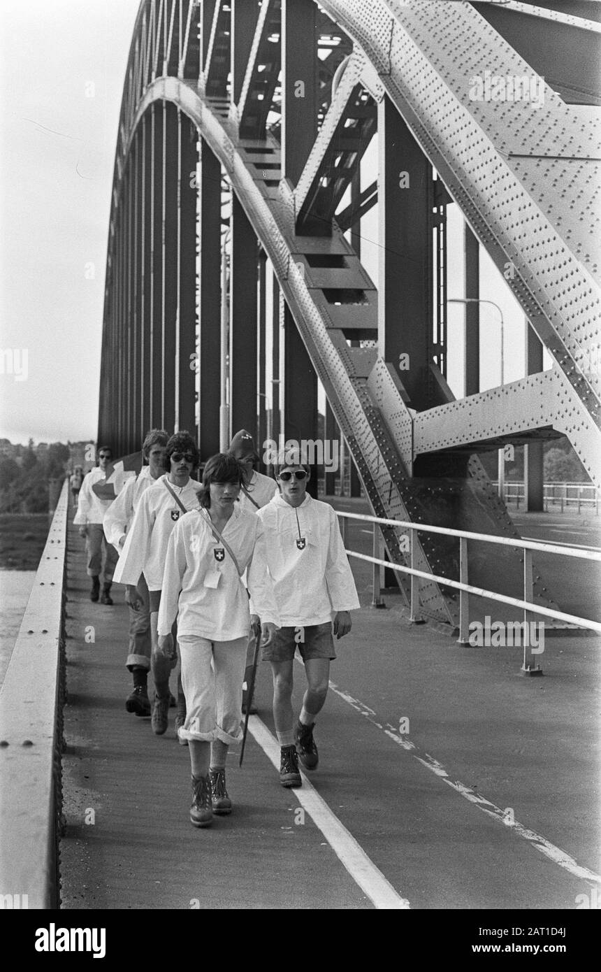 Les 59ème Quatre Jours de Nimègue en 1975 Groupe De Randonneurs sur le Waalbrug Date: 15 juillet 1975 lieu: Gelderland, Nimègue, Waalbrug mots clés: Ponts, visites de pieds, randonneurs, sports de randonnée Nom de l'institution: Waalbrug Banque D'Images