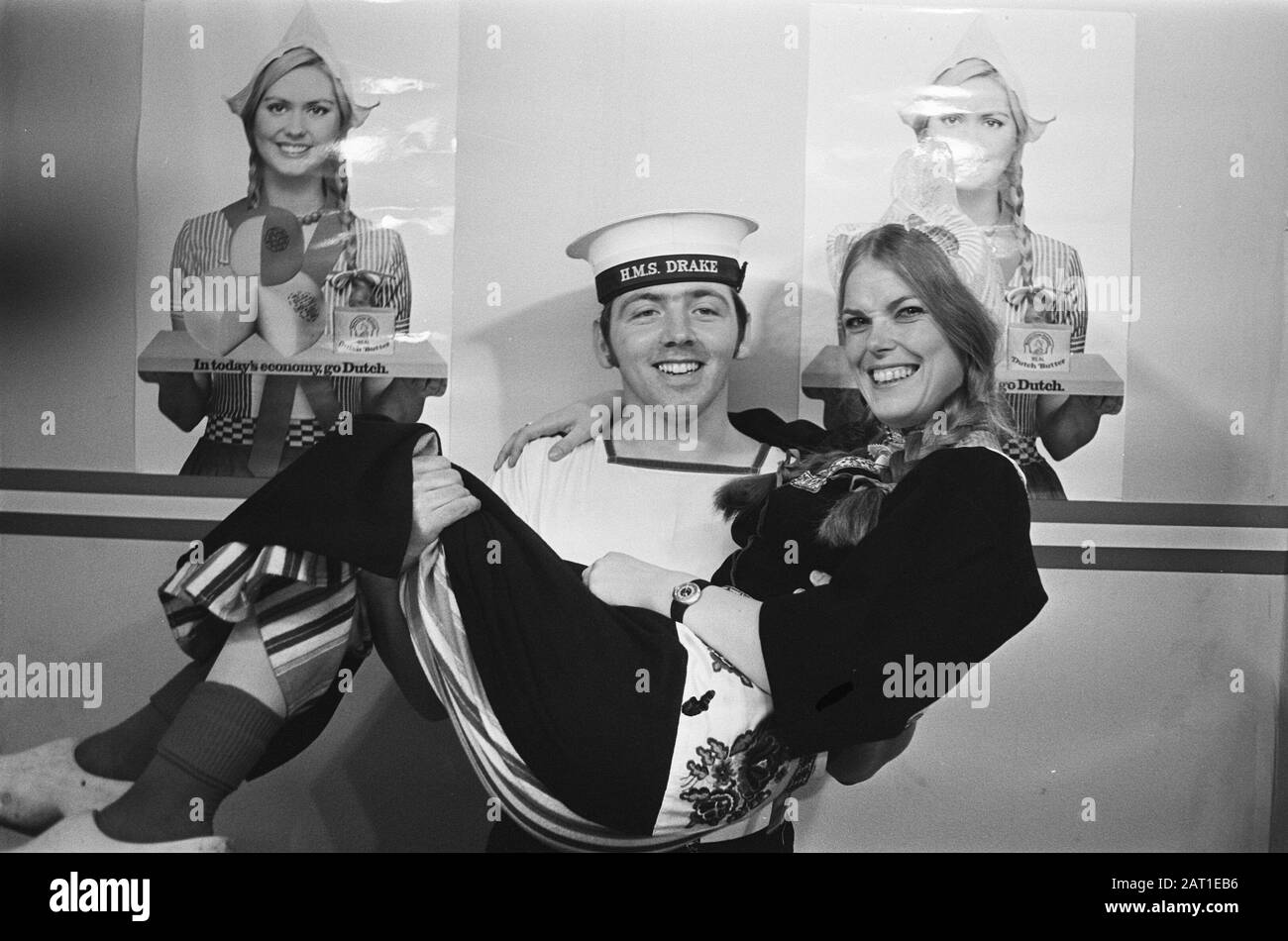 Chapelle marine au tournoi Royal au Earls court Exhibition Building à Londres Sailor anglais tenant une jeune fille de fromage néerlandais Date: 17 juillet 1975 lieu: Grande-Bretagne, Londres mots clés: Costume, marins, uniformes militaires Nom de l'institution: Chapelle marine de la Marine royale Banque D'Images