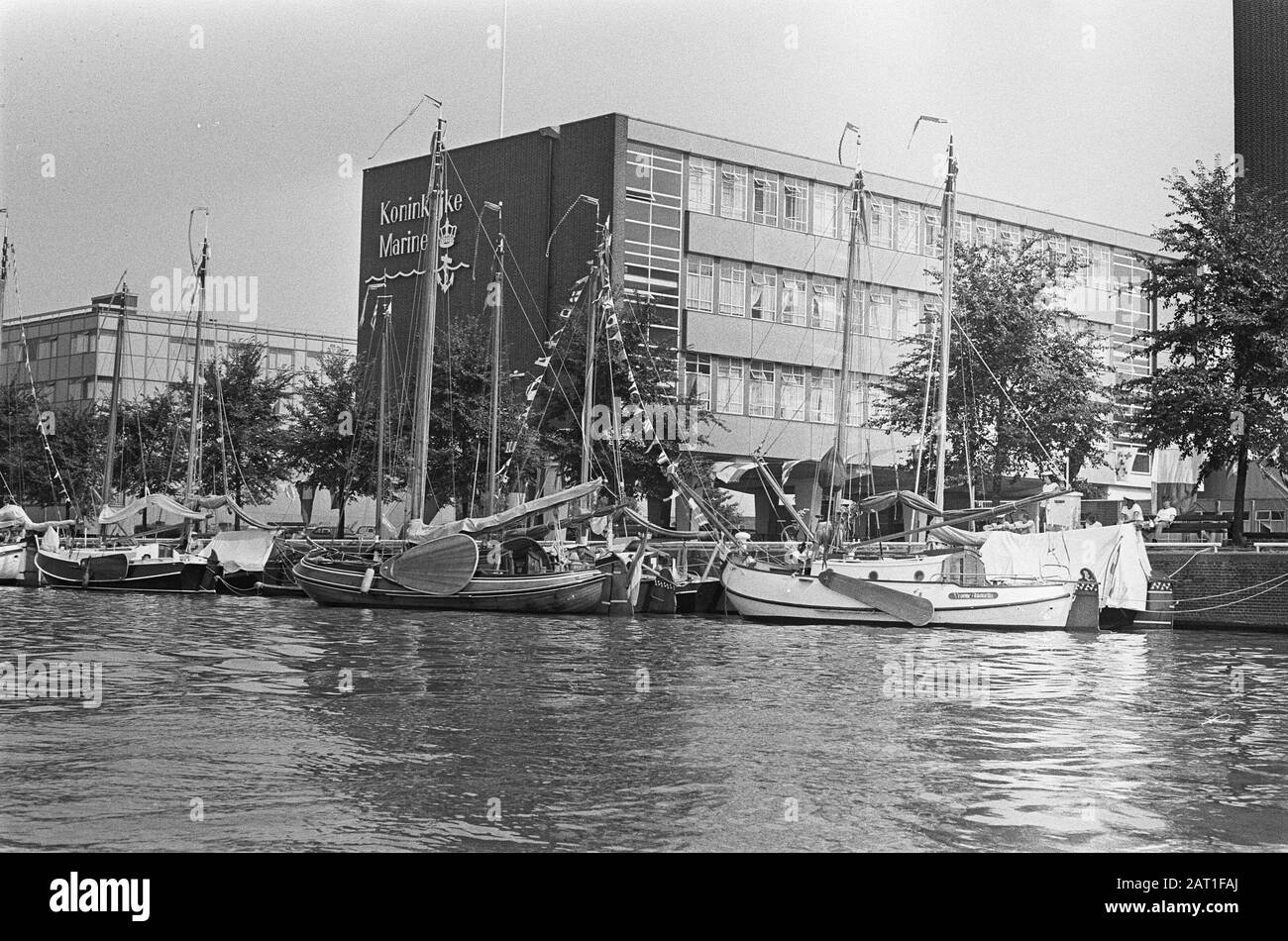 Sail Amsterdam 700 Quelques-uns des quatre cents bateaux de voile sont amarrés dans le port naval, avec en arrière-plan la construction de la Marine royale Date: 13 août 1975 lieu: Amsterdam, Noord-Holland mots clés: Ports, drapeaux, bateaux de voile Nom de l'institution: Sail Banque D'Images