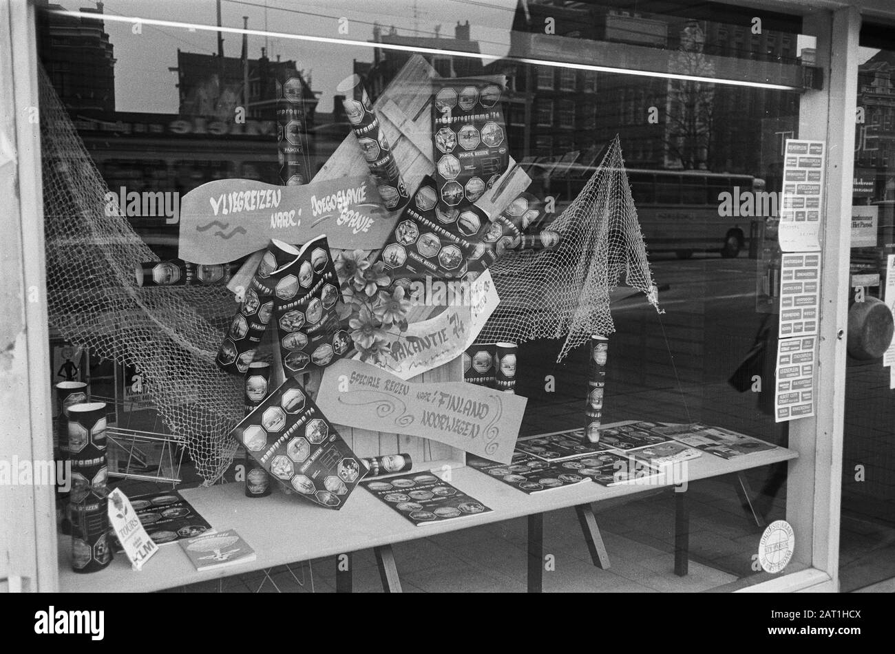 Vitrine de l'agence de voyage Date: 8 mars 1974 mots clés: Fenêtres de magasins, agences de voyages Nom de l'institution: Elsevier Banque D'Images