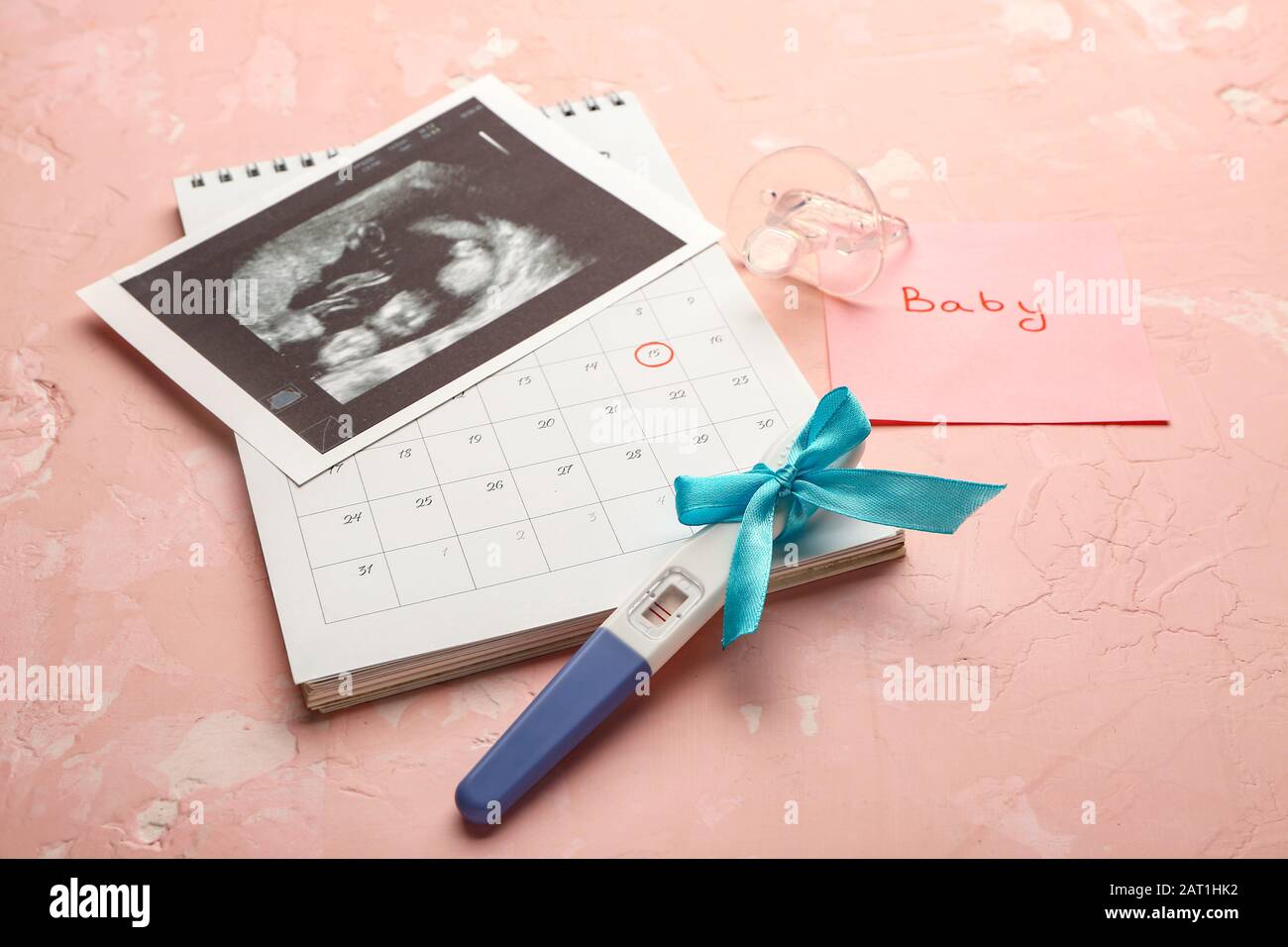 Test de grossesse, image d'échographie et calendrier sur fond couleur Banque D'Images